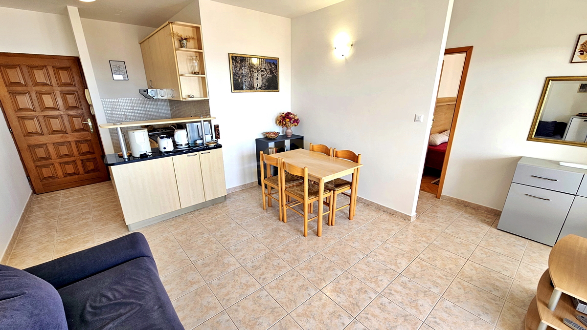 Appartamento con due camere da letto a Okrug Gornji/Čiovo con splendida vista sul mare e piscina